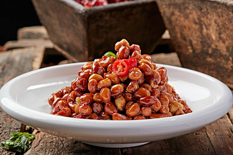 白色瓷盤裝的老醋花生米