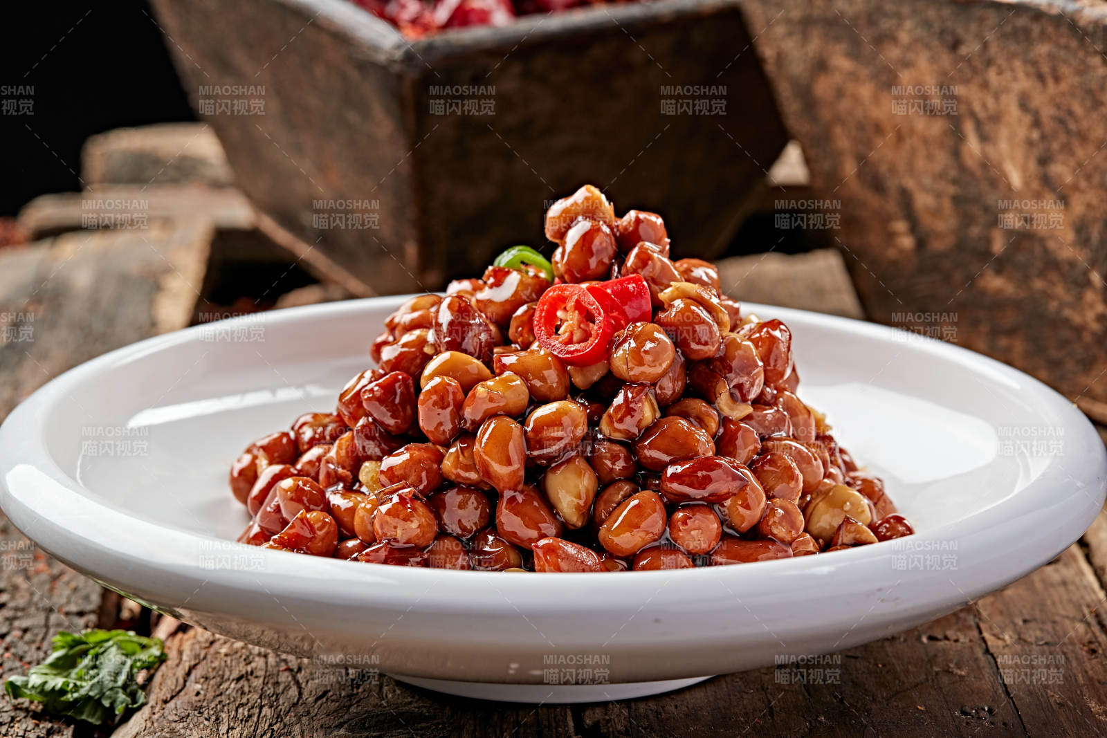 白色瓷盤(pán)裝的老醋花生米