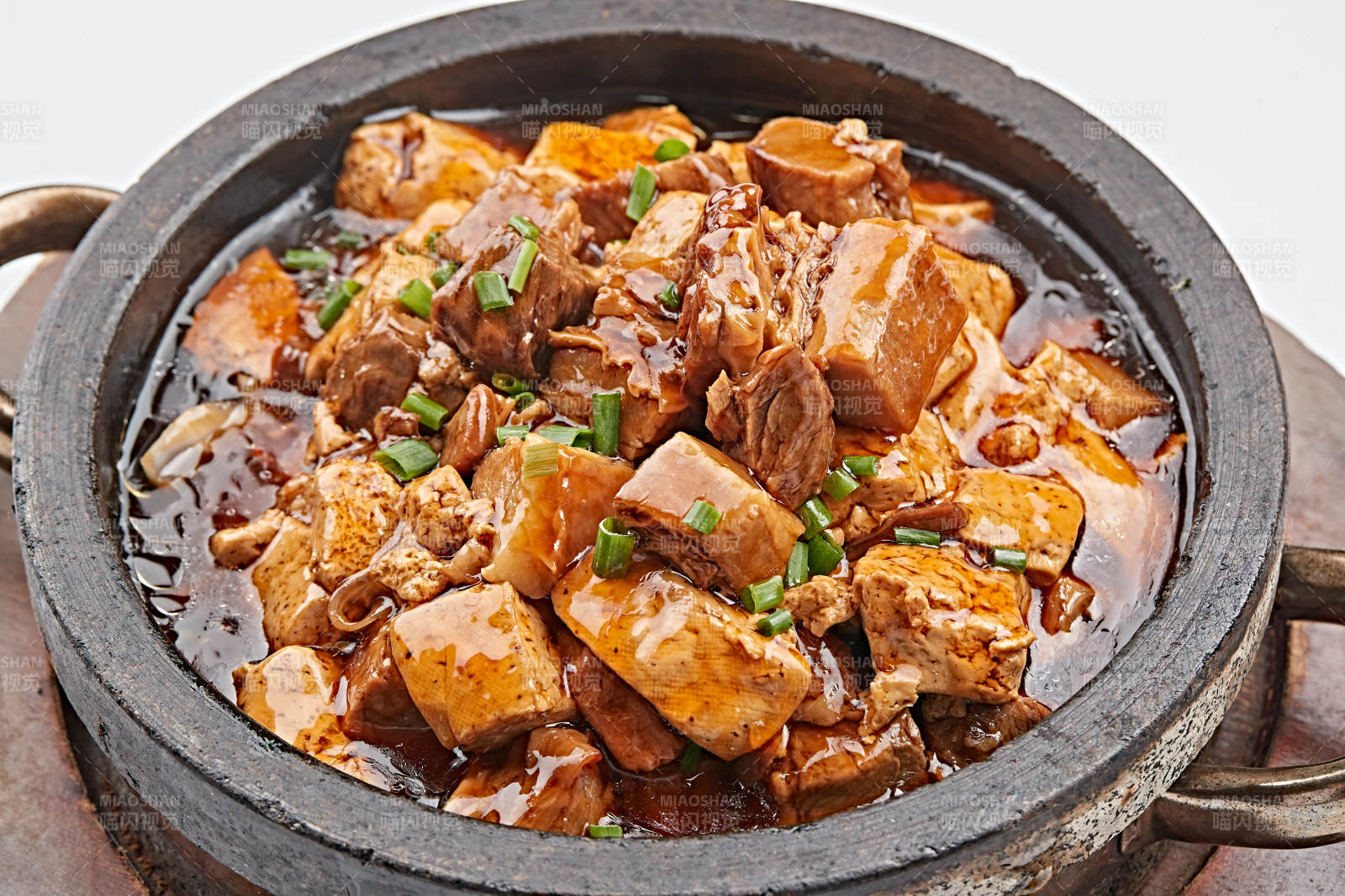 黑色砂锅装的猪楠烧豆腐