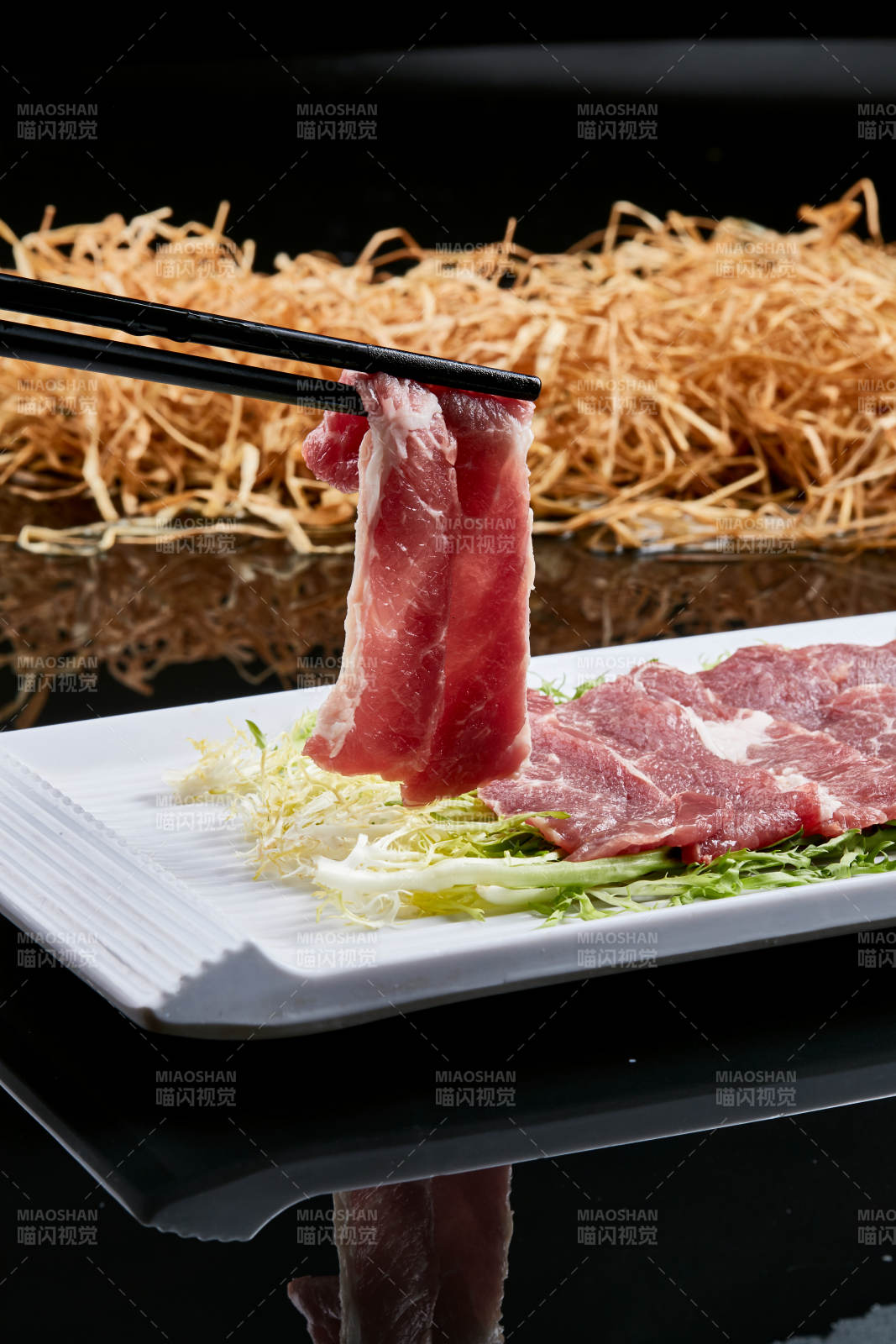 白色瓷盘装的的韩式烤肉食材猪梅肉