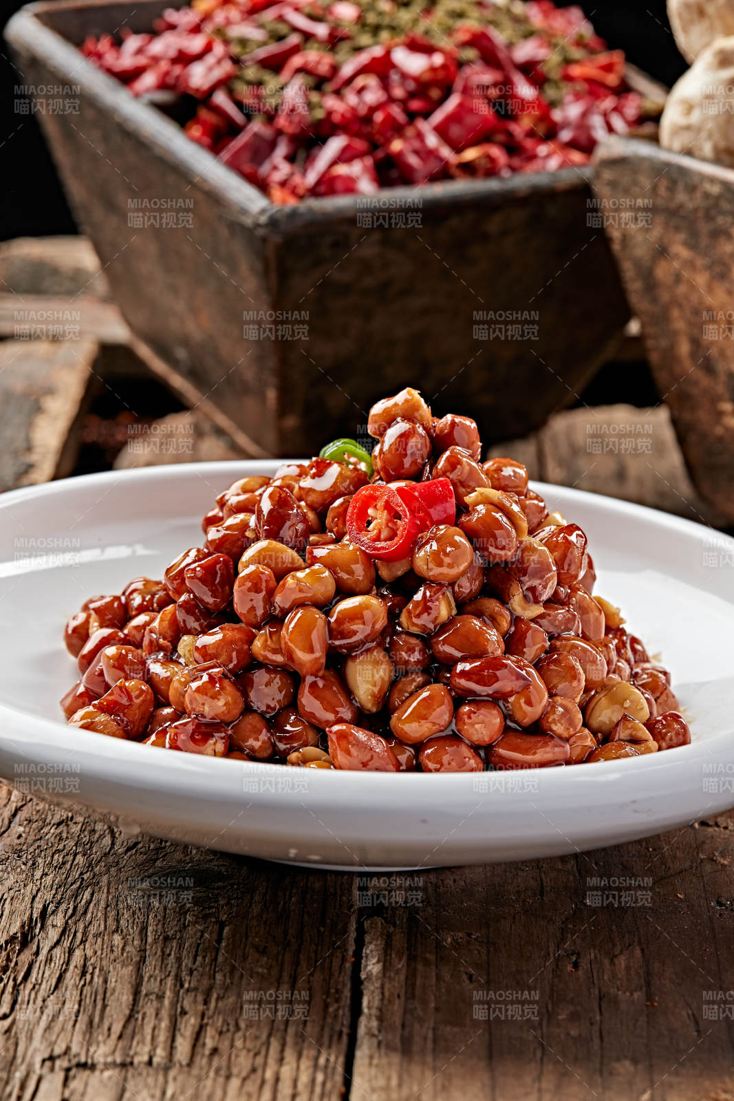 白色瓷盤裝的老醋花生米