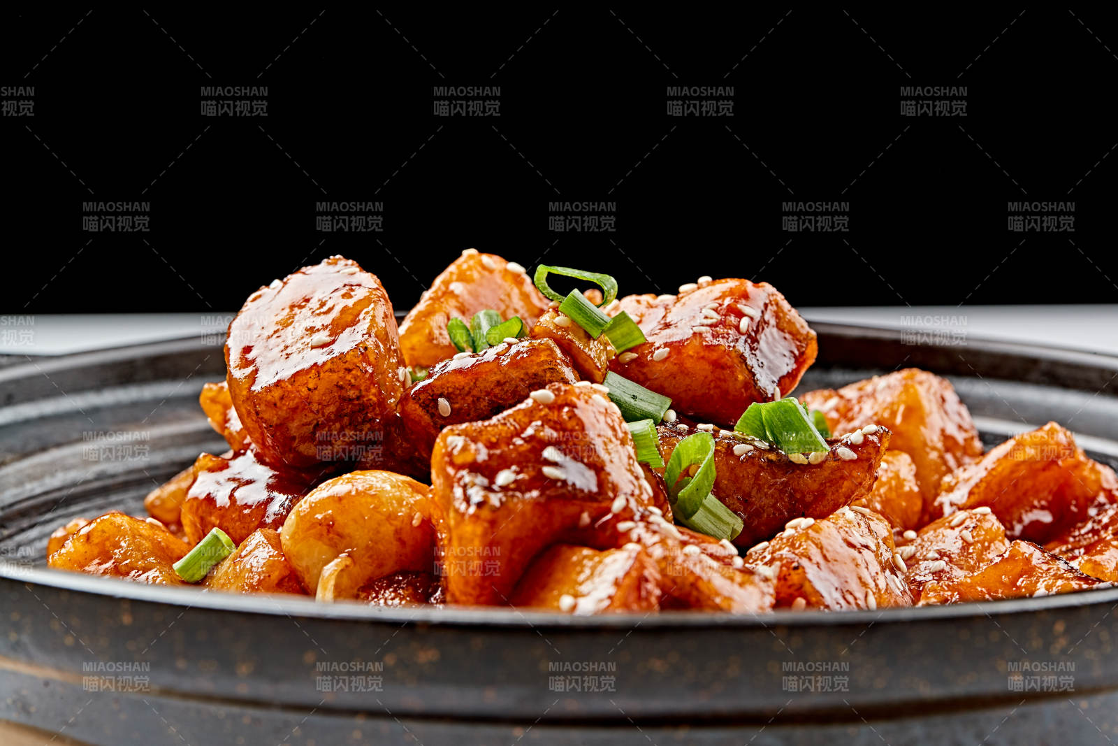 精美餐具裝的砂鍋煲仔蒜香鱈魚粒