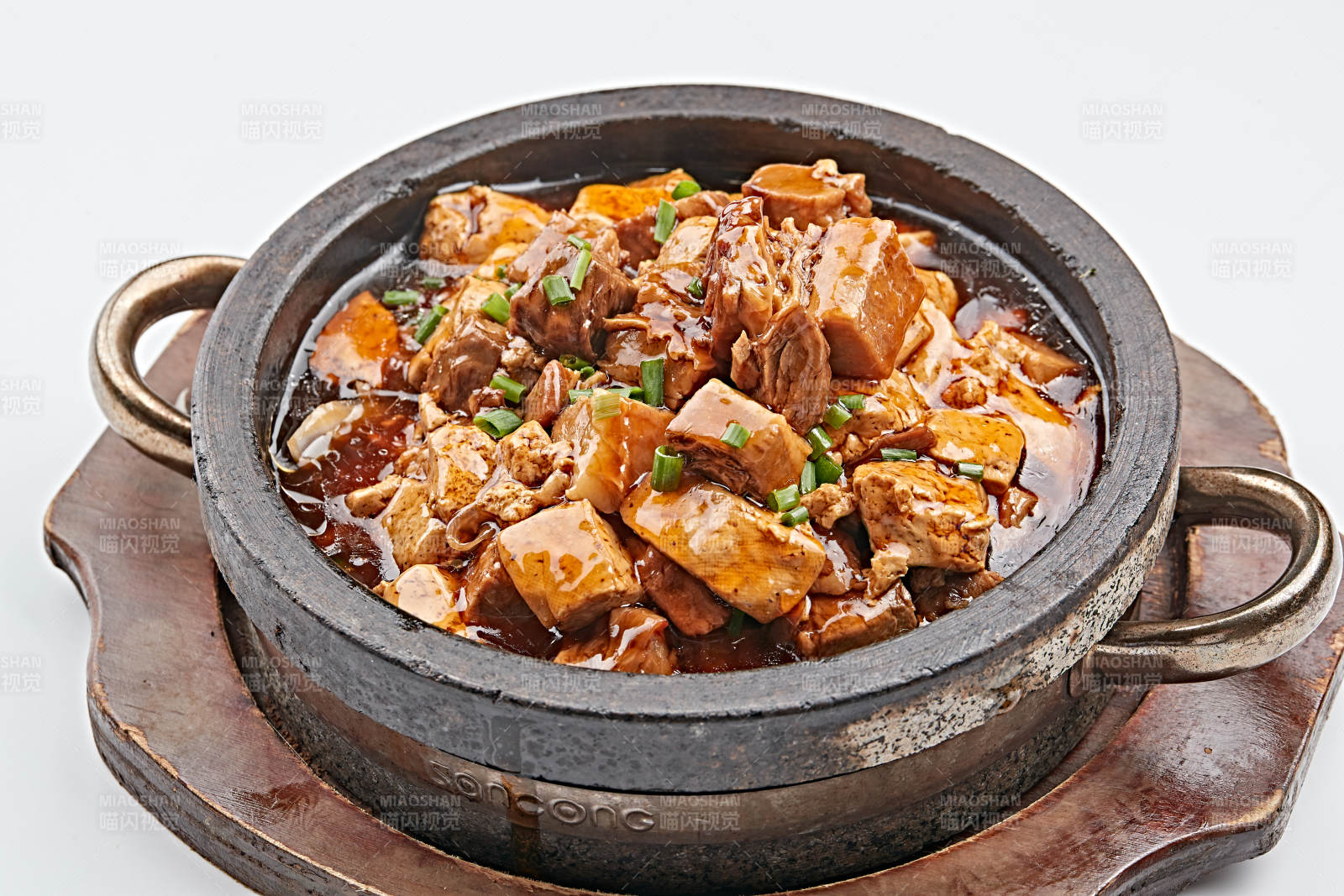 黑色砂锅装的猪楠烧豆腐