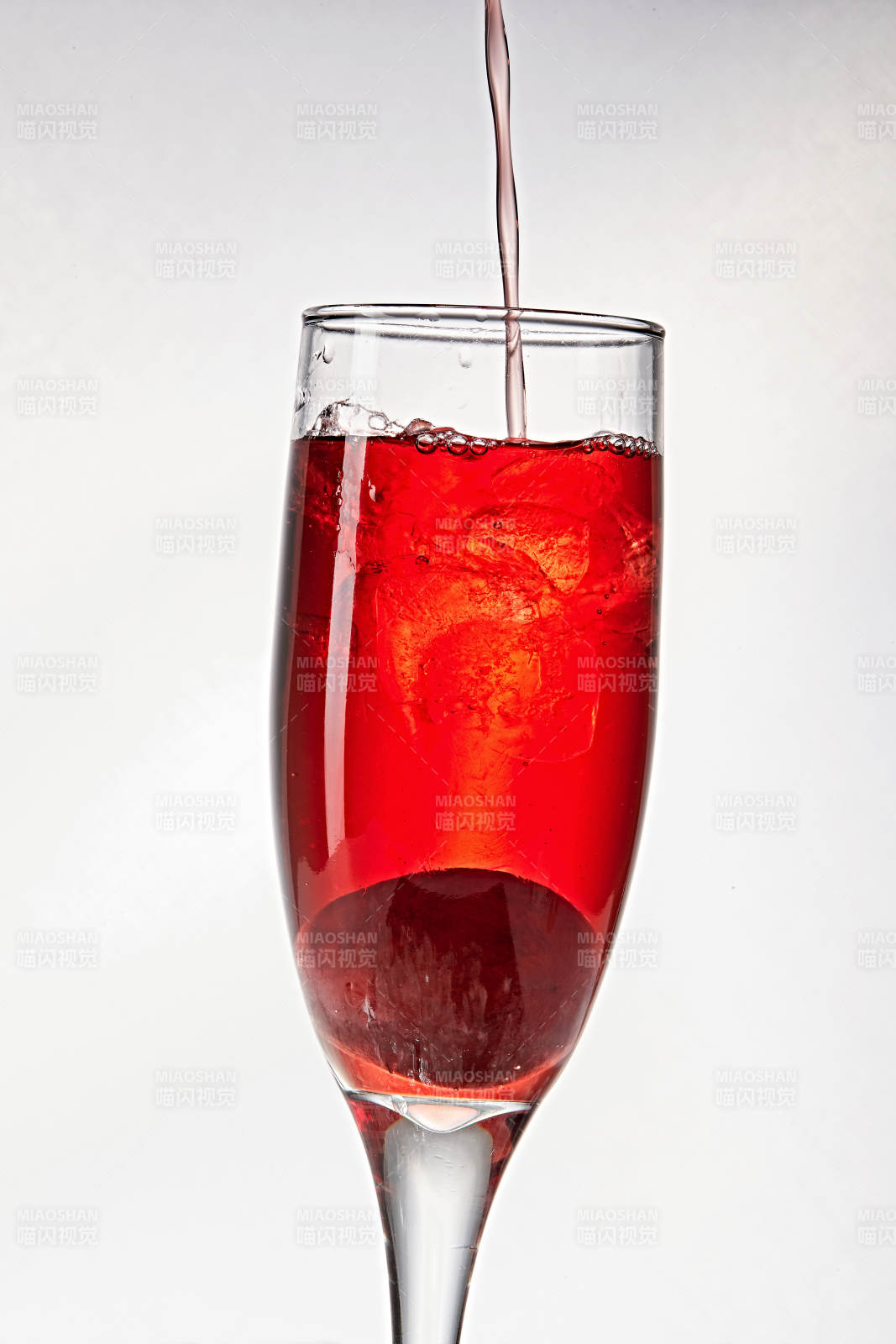 布满冰块的酒杯中的清凉桃子味预调酒