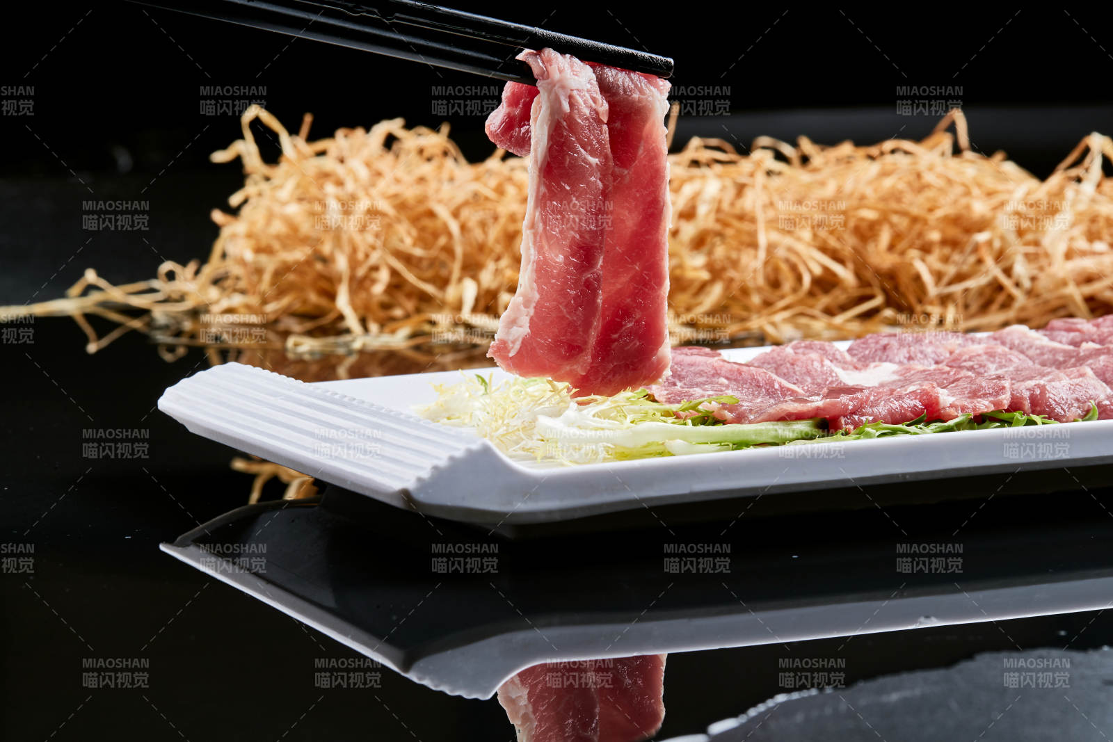 白色瓷盤(pán)裝的的韓式烤肉食材豬梅肉