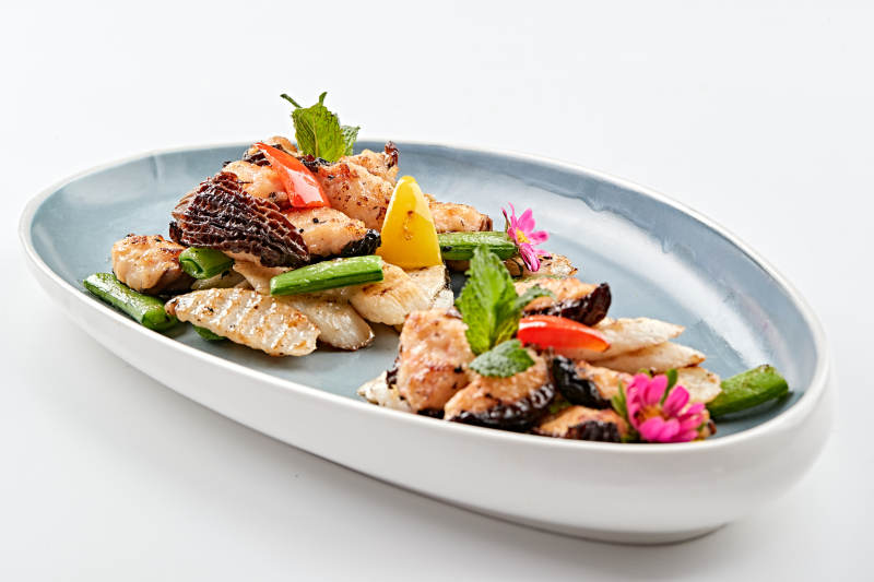 精美瓷盤裝的黑胡椒彩椒蜜豆山藥小炒羊肚菌