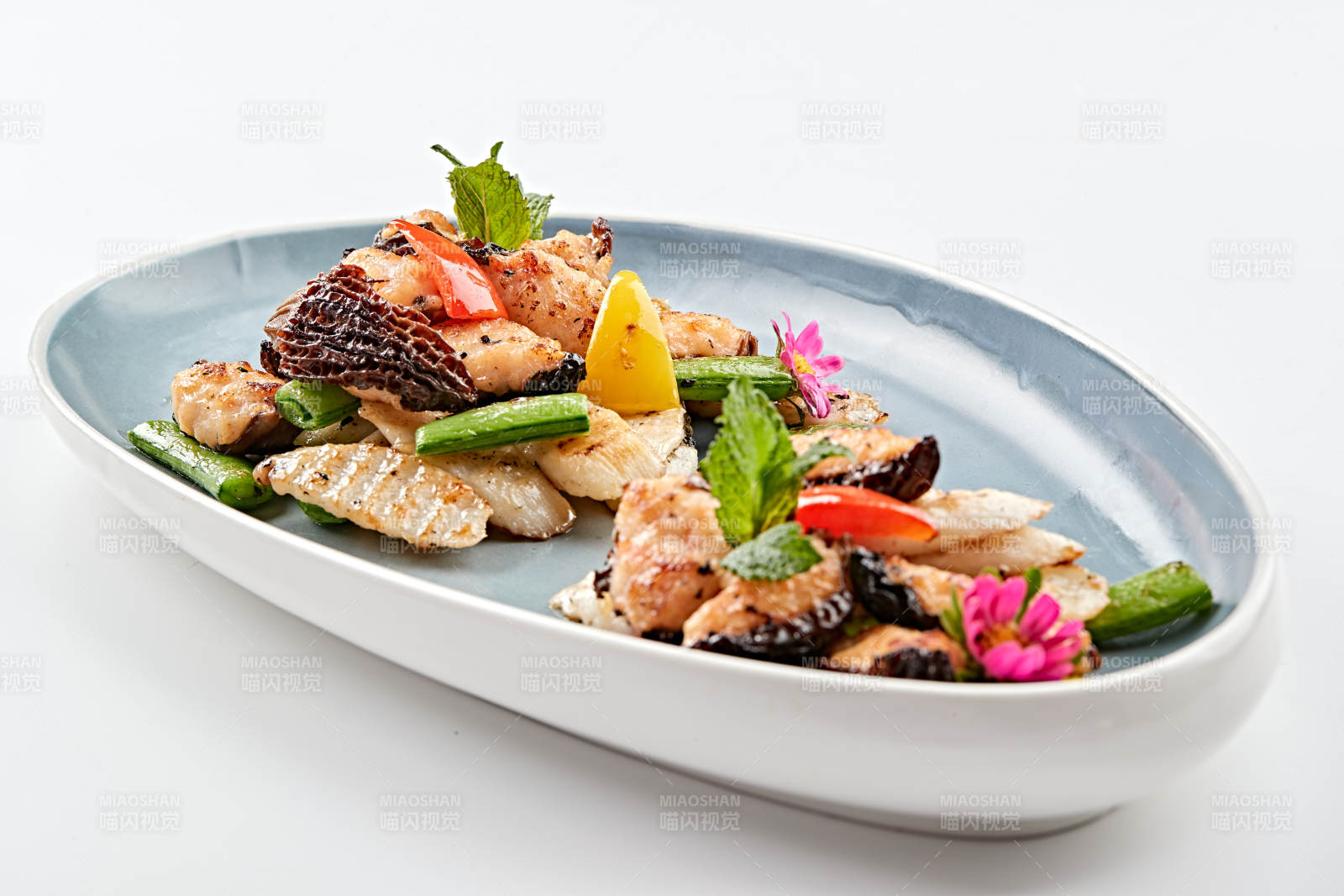 精美瓷盤裝的黑胡椒彩椒蜜豆山藥小炒羊肚菌