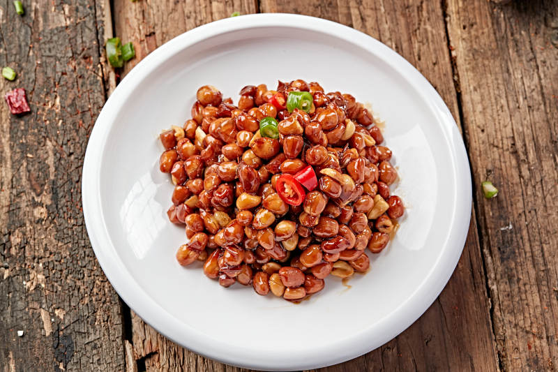 白色瓷盤裝的老醋花生米