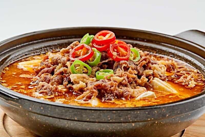 精美餐具裝的砂鍋香辣肥牛豆花