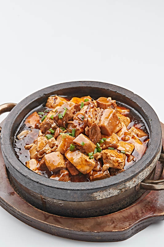 黑色砂鍋裝的豬楠燒豆腐