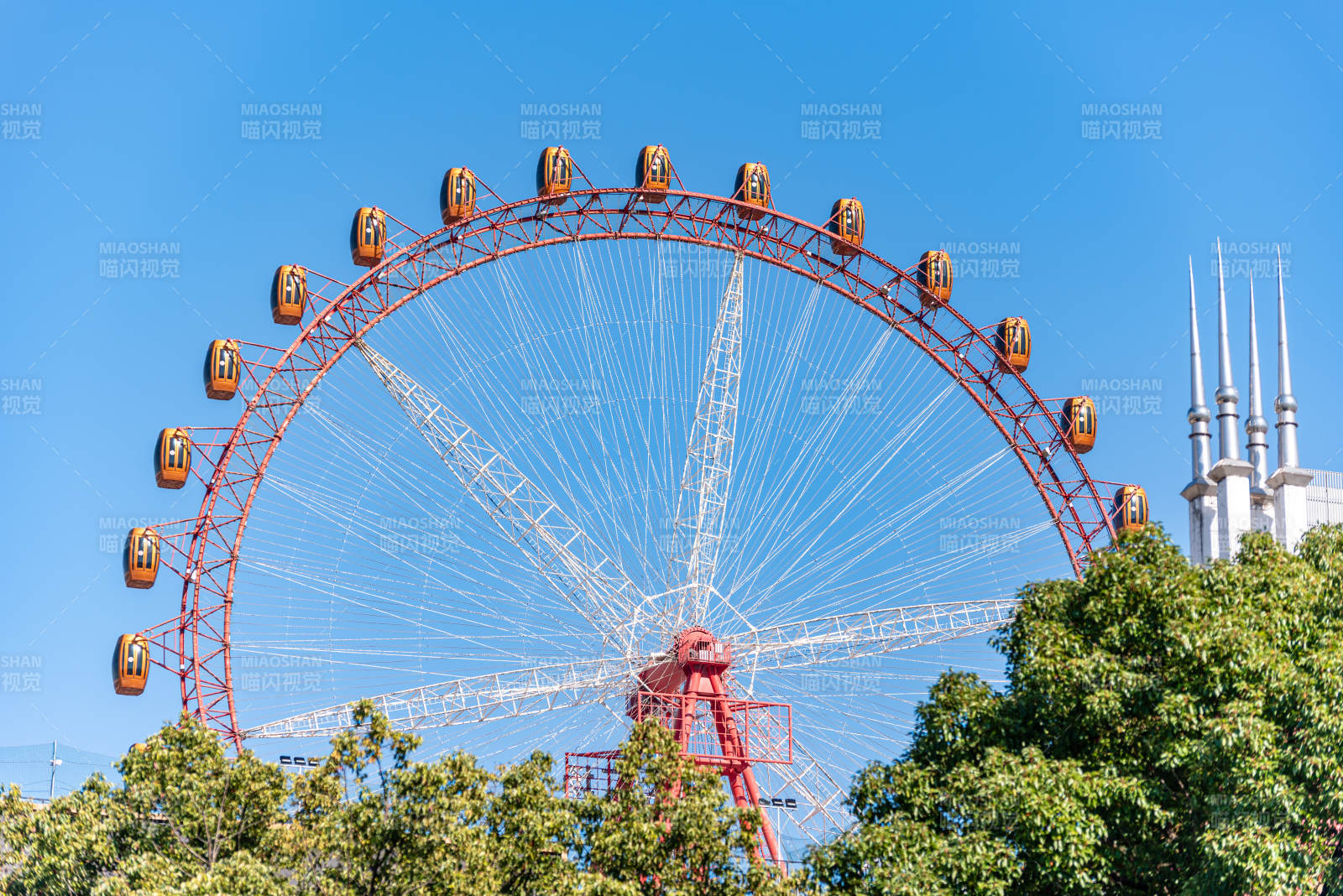 摩天轮与教堂塔尖霸都摩天轮