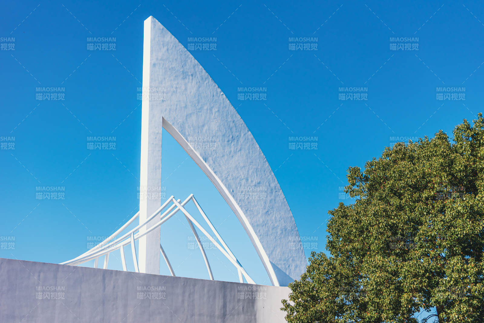 蓝天下的现代雕塑徽园