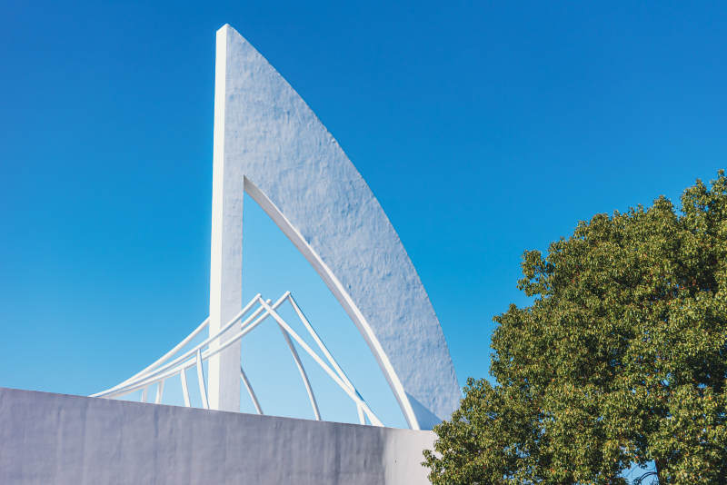 蓝天下的现代雕塑徽园