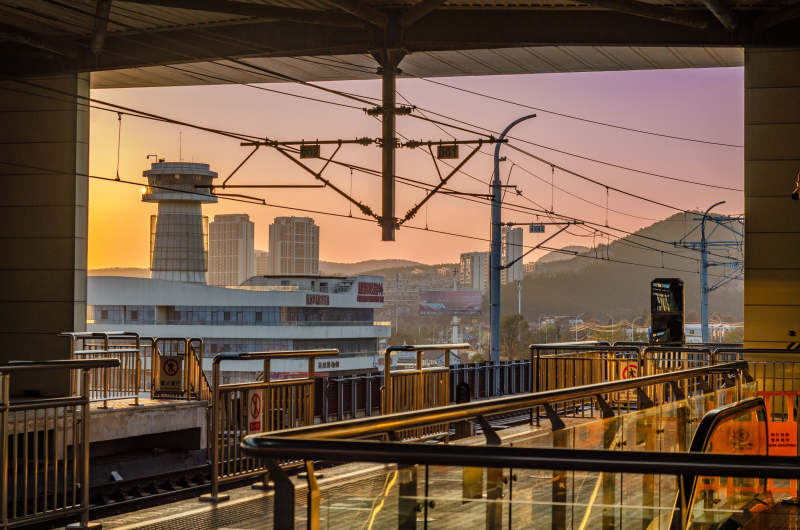 城市黄昏站台景