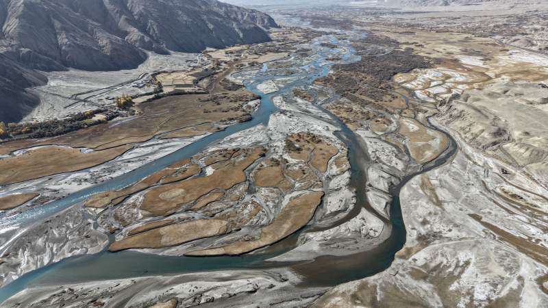 蜿蜒河流穿峡谷（流水）