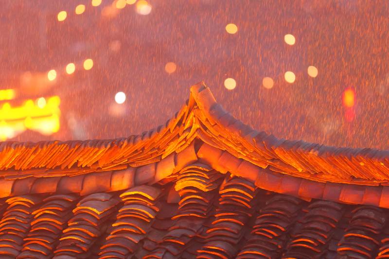 雨夜古瓦光影（雨中的千户苗寨）