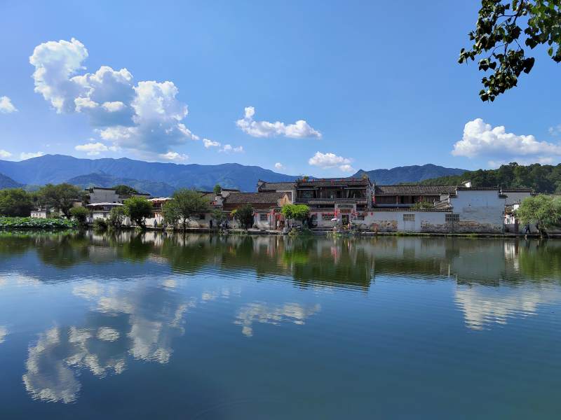 宏村湖畔古村映蓝天