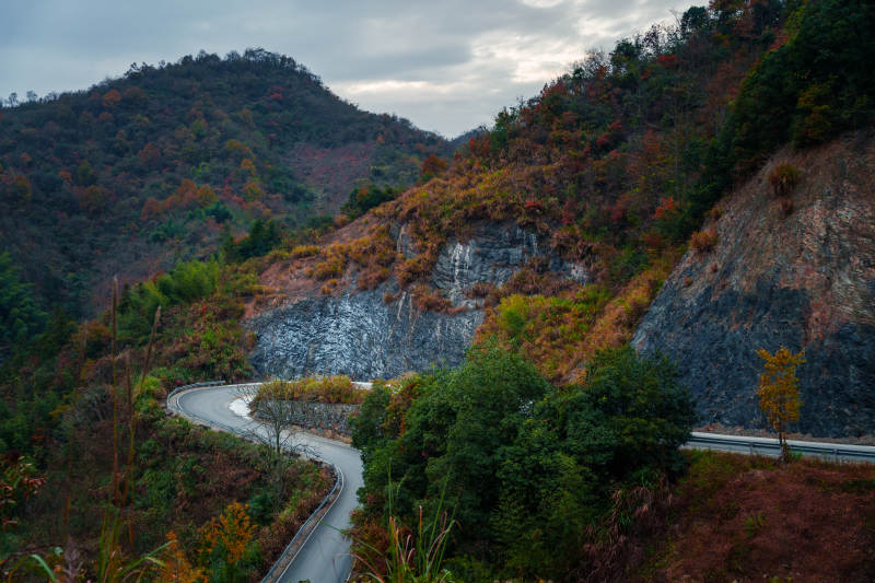 杭州富阳山间蜿蜒公路