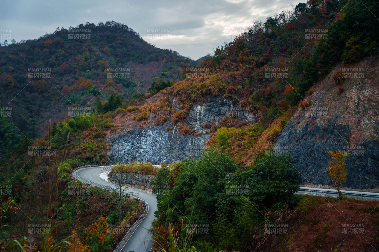 杭州富阳山间蜿蜒公路