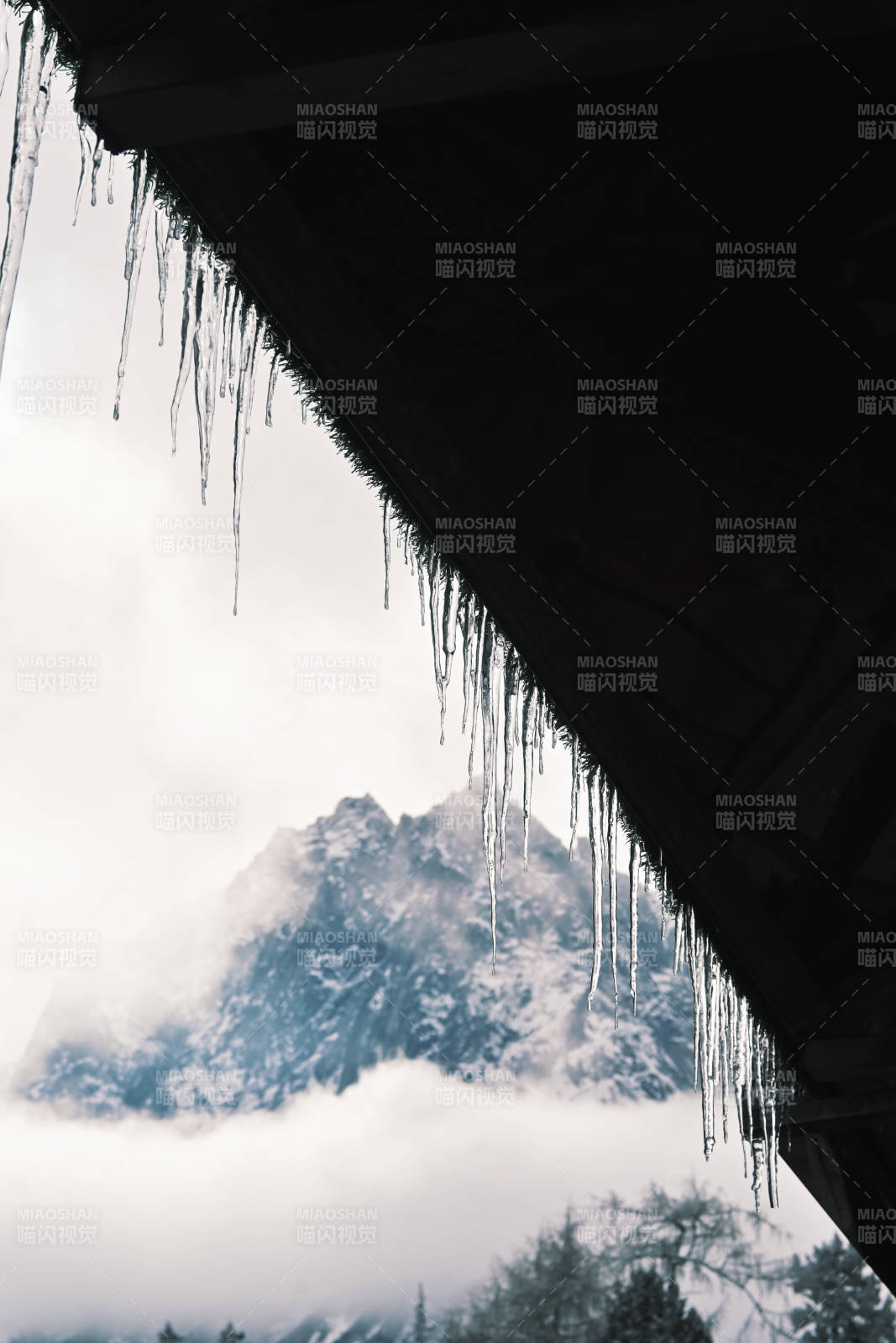 冰凌悬山云雾间