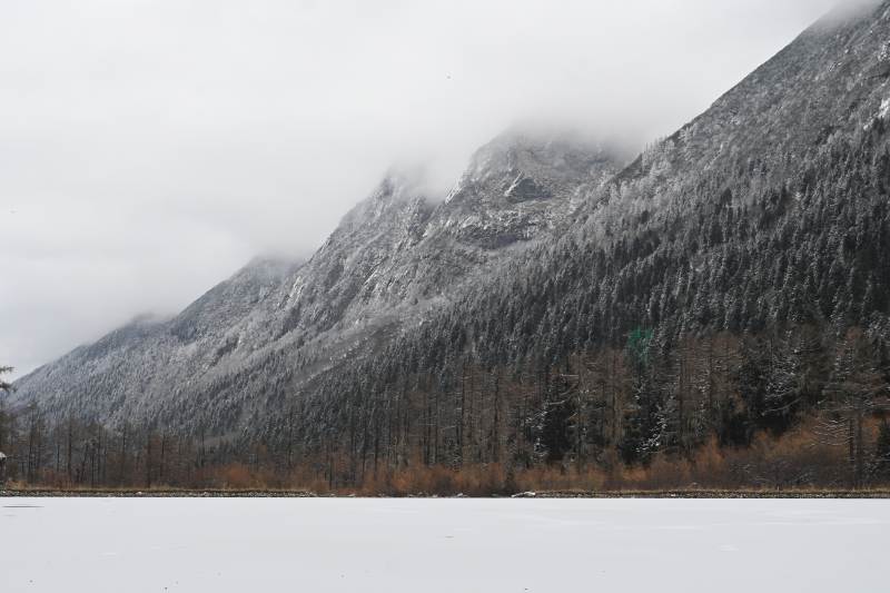 雪覆山林湖景毕棚沟