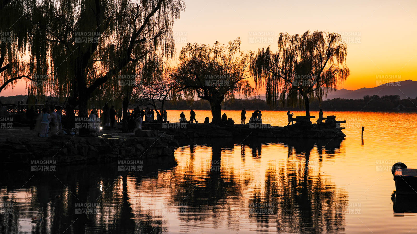 颐和园昆明湖畔黄昏剪影