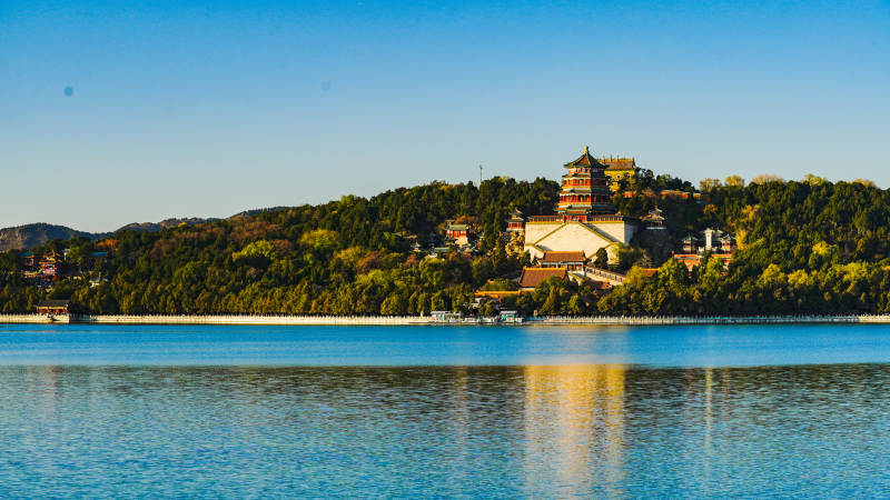 颐和园湖光山色映古塔