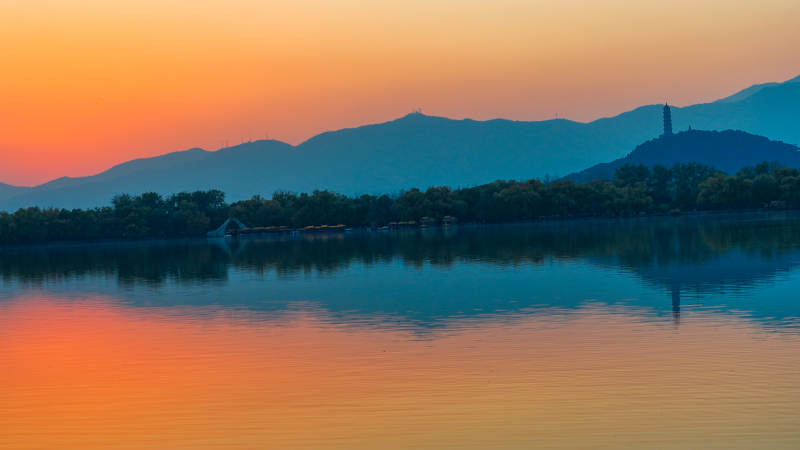 颐和园昆明湖湖光山色映晚霞