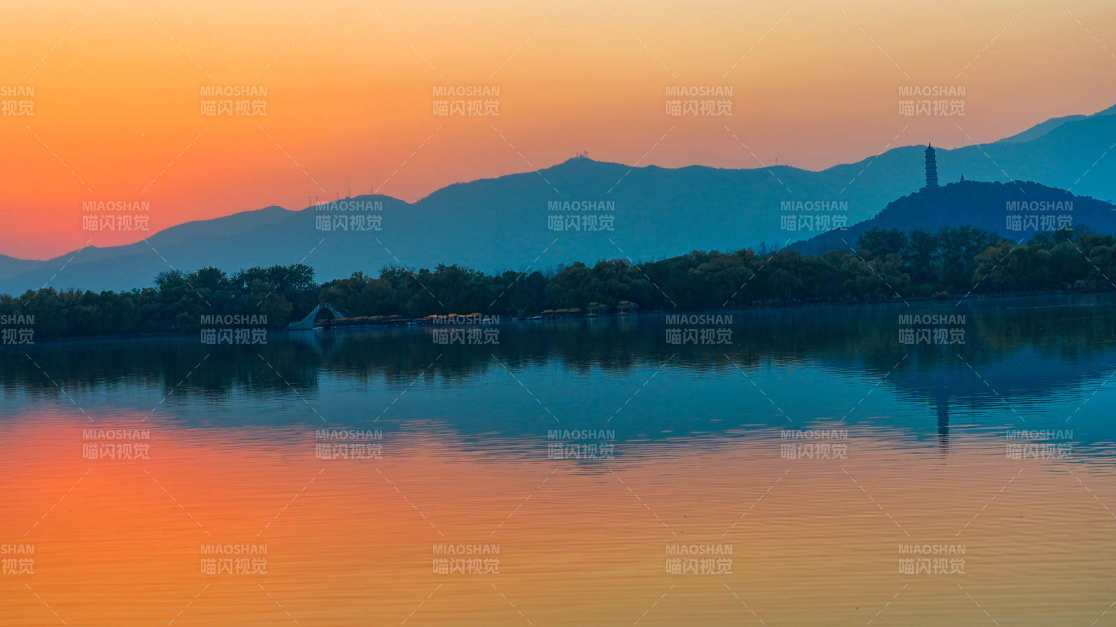 颐和园昆明湖湖光山色映晚霞