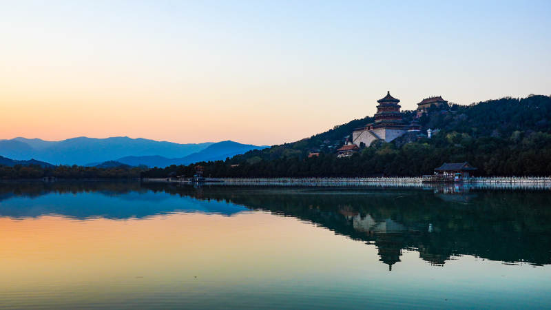 颐和园昆明湖湖光山色映古塔