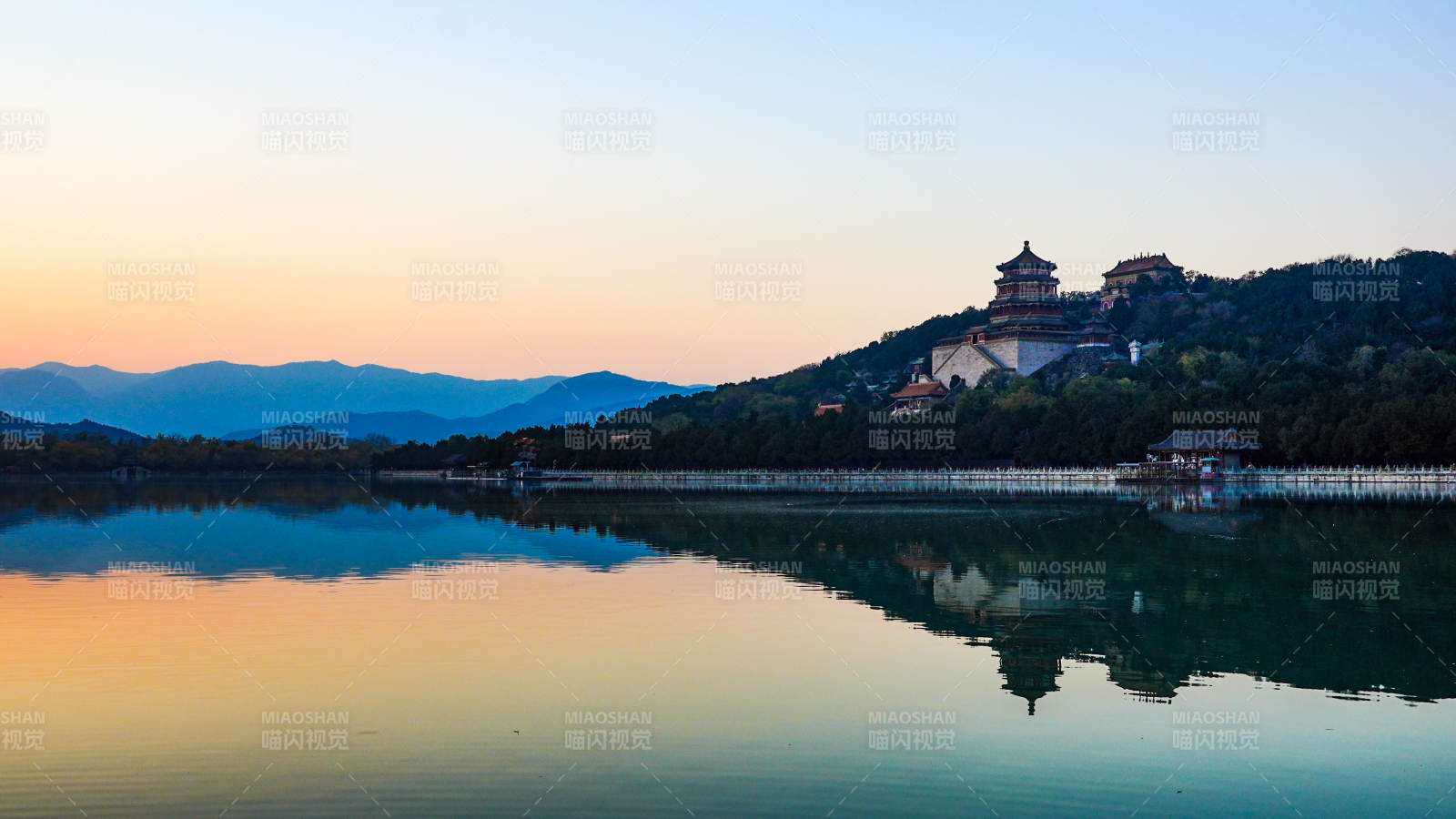 颐和园昆明湖湖光山色映古塔