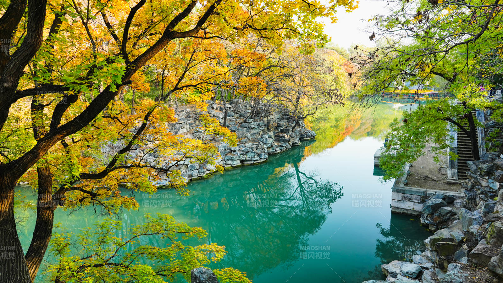 颐和园后湖秋水映林 静谧如画