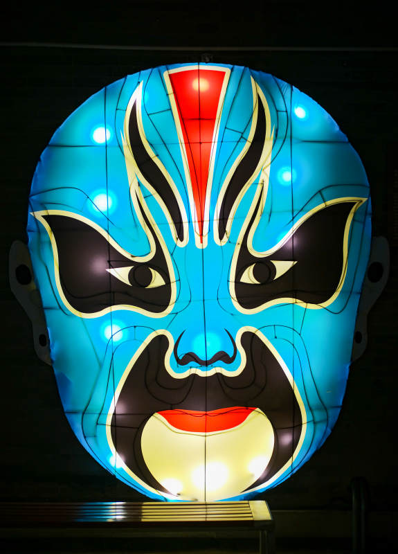 胜芳古镇大戏台—彩灯脸谱