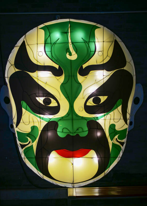 胜芳古镇大戏台—彩灯脸谱