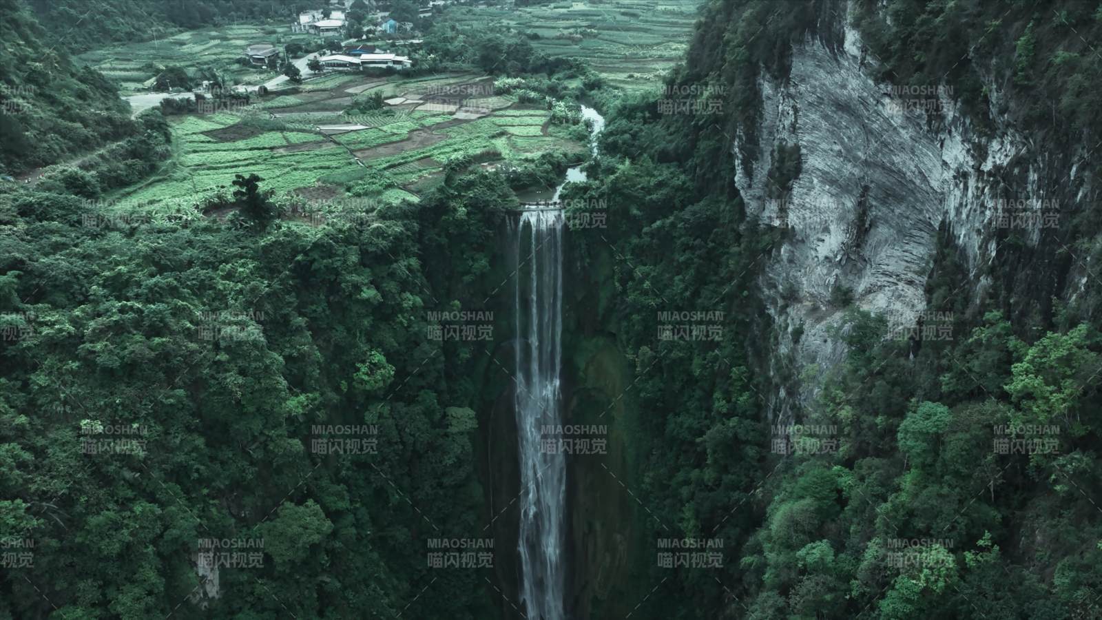 广西瀑布飞泻入谷