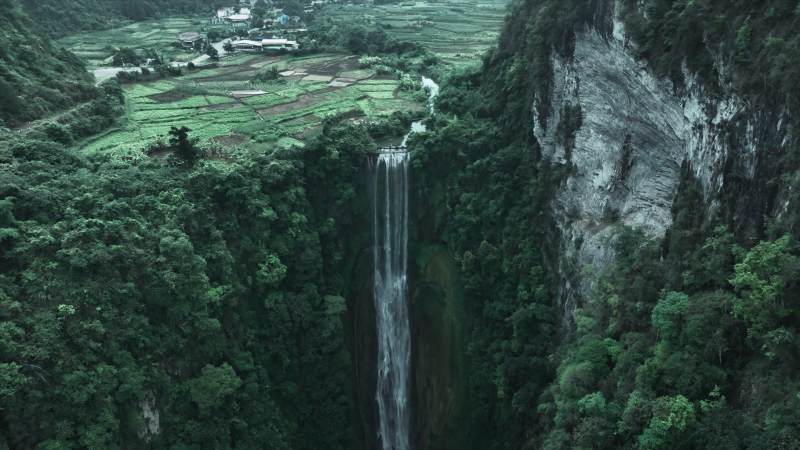 广西瀑布飞泻入谷
