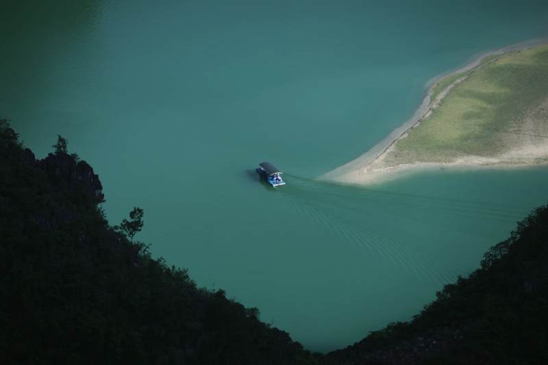 浩坤湖碧水孤舟行