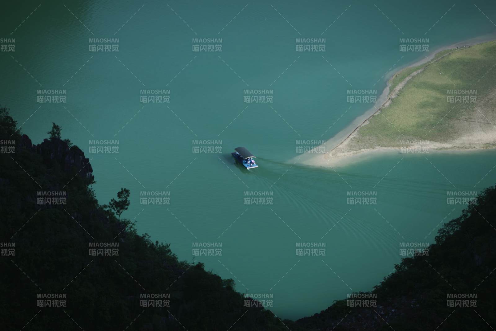 浩坤湖碧水孤舟行