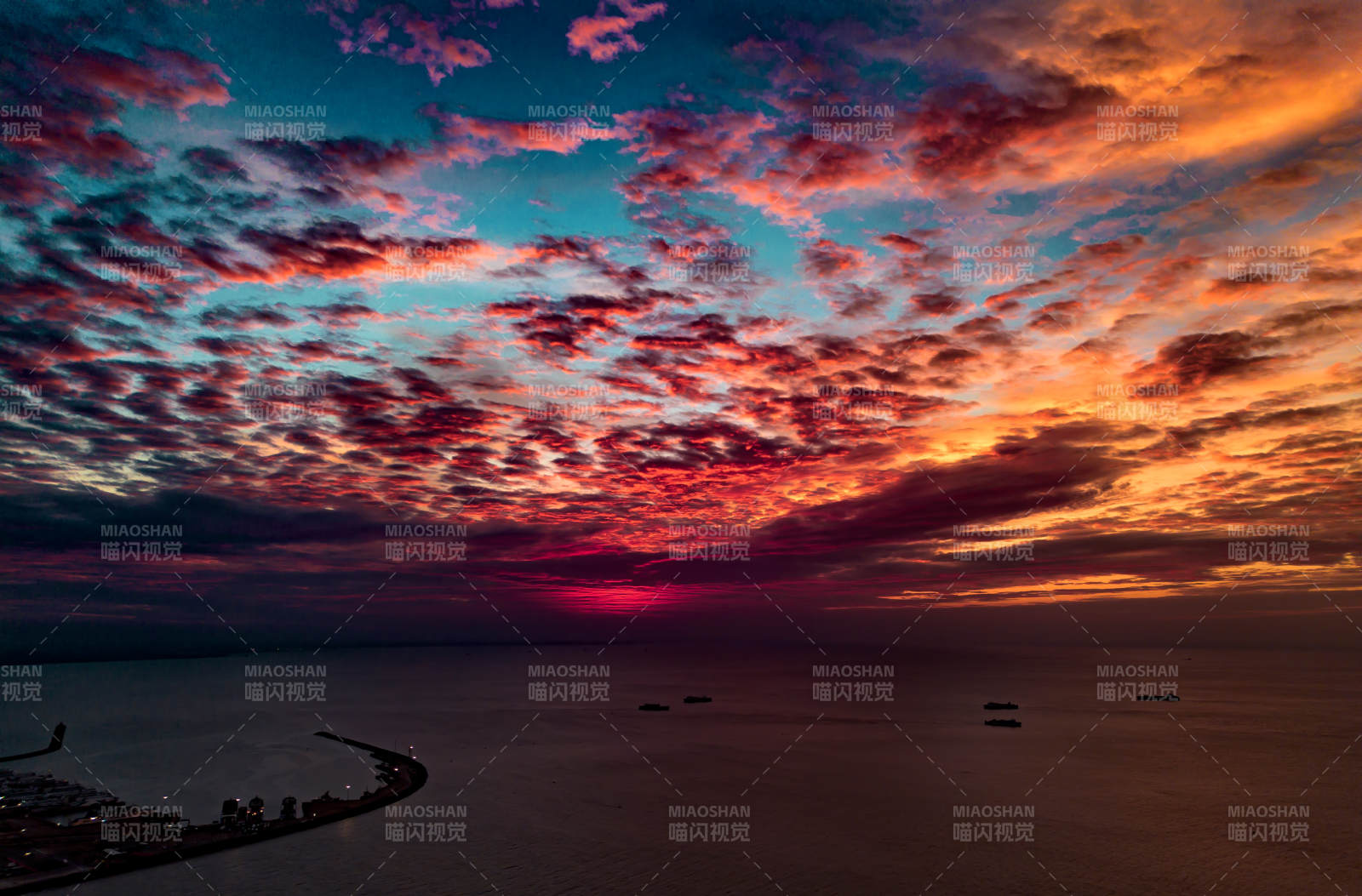 绚丽晚霞映海天