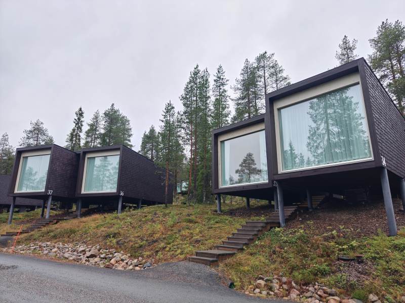 北极圈芬兰森林中的现代小屋