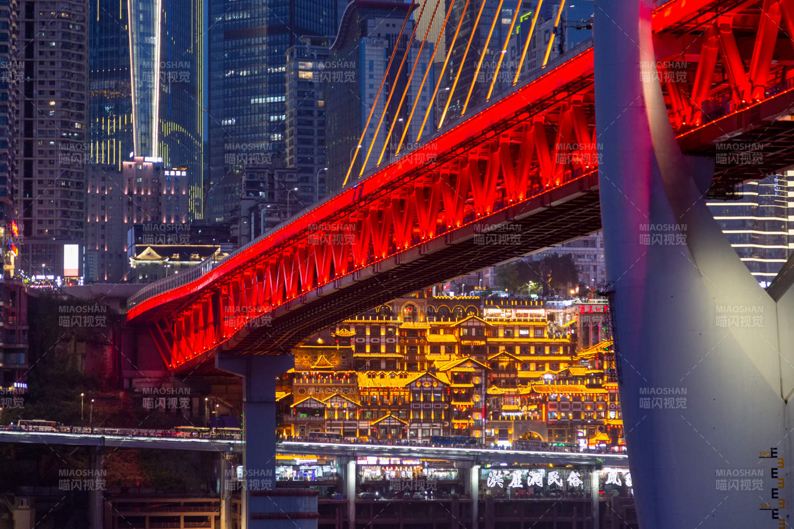 重庆夜色中的千厮门大桥