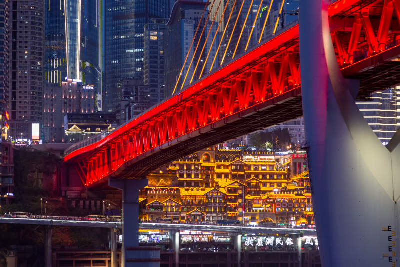 重庆夜色中的千厮门大桥