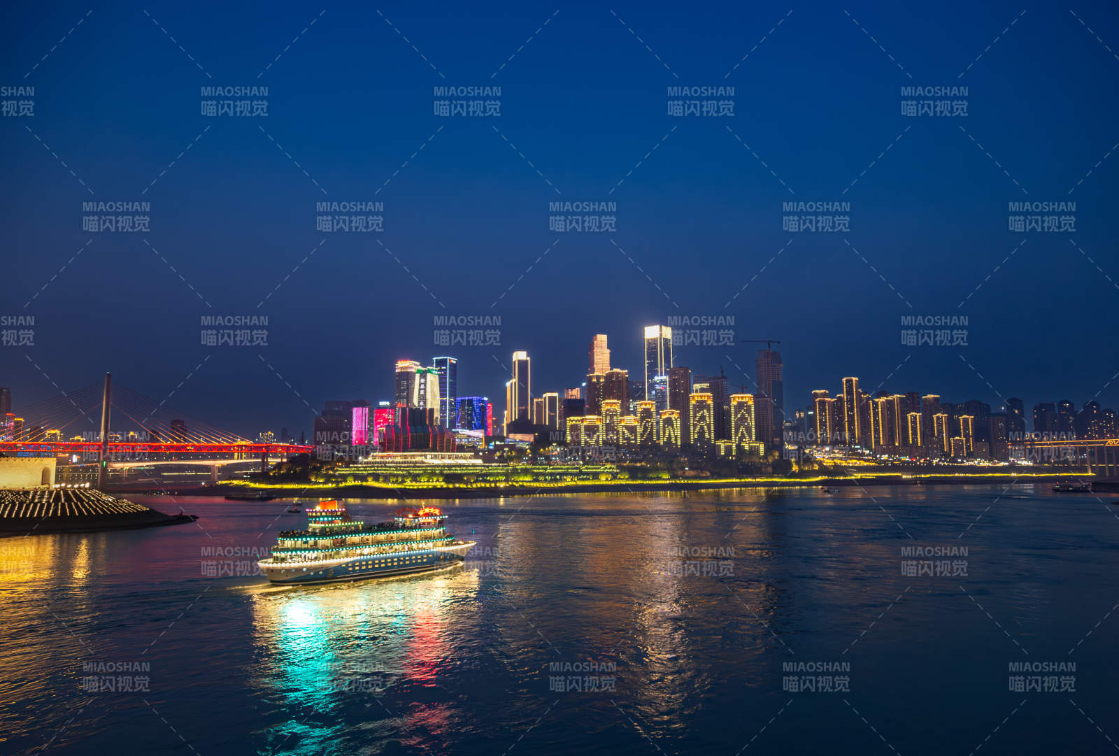 重慶夜游江城燈火璀璨