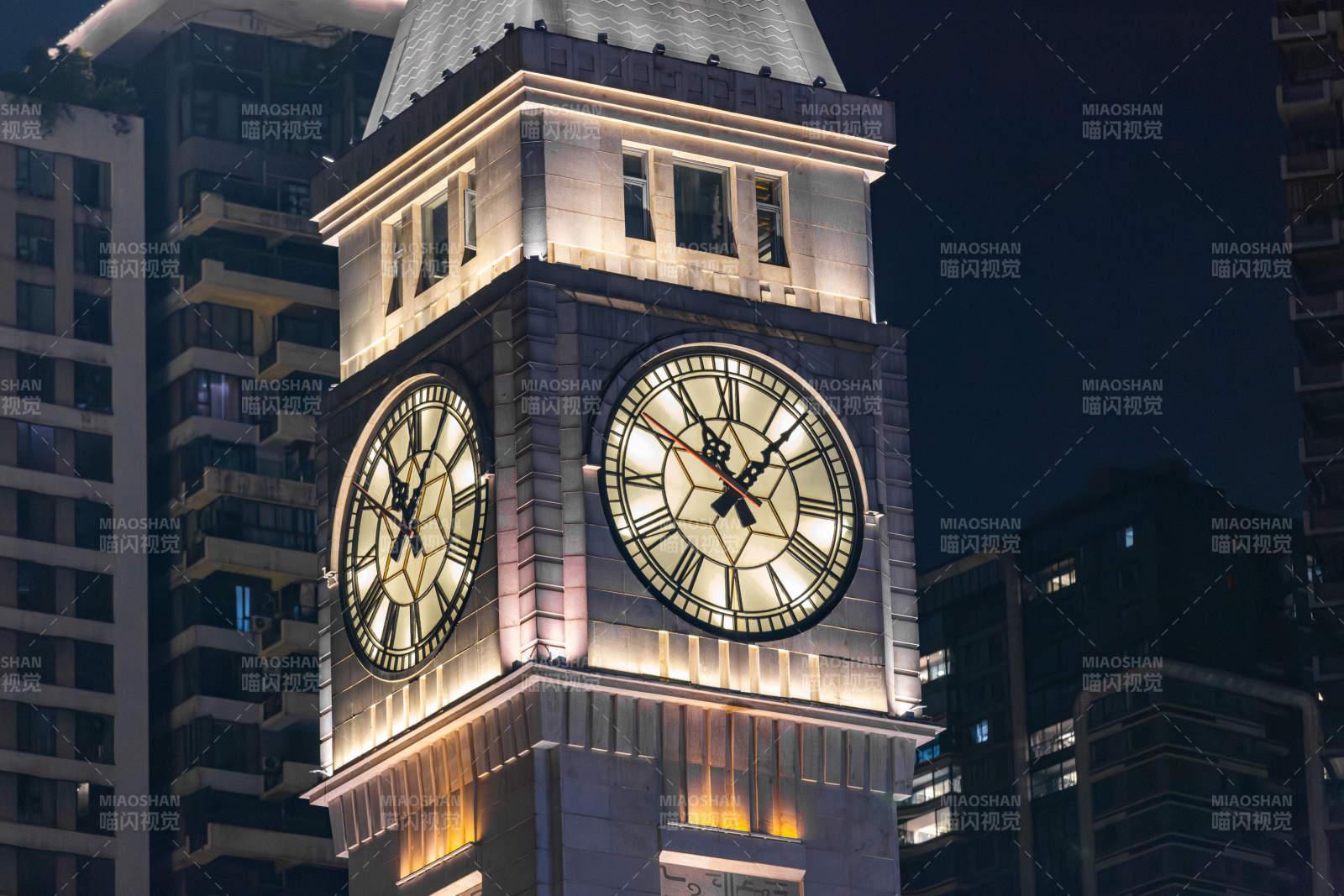 重庆夜幕下的钟楼