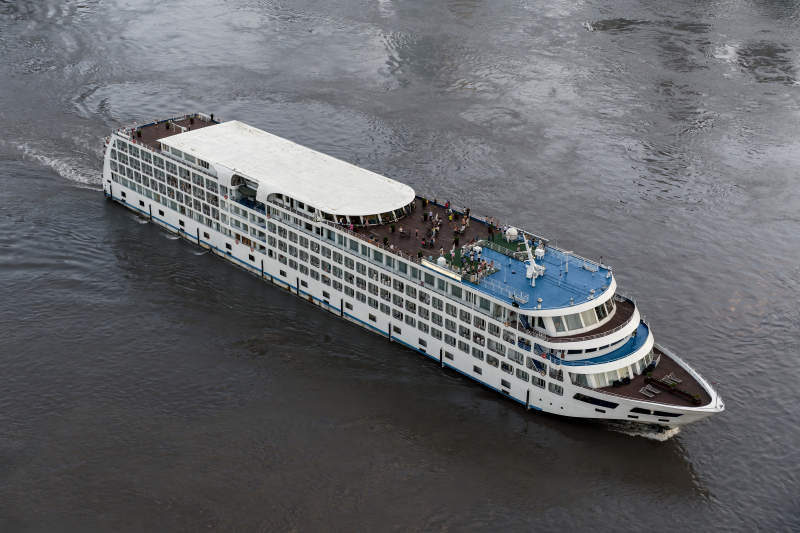 长江豪华游轮航行中