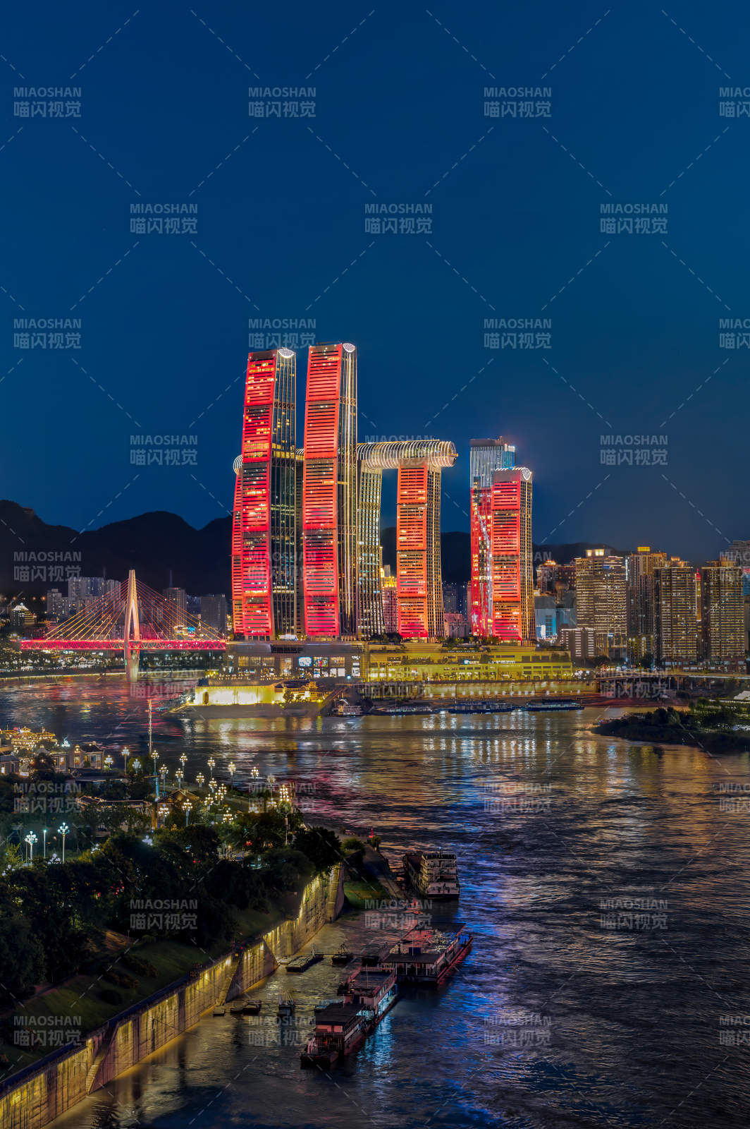 重庆朝天门夜色中的城市之光