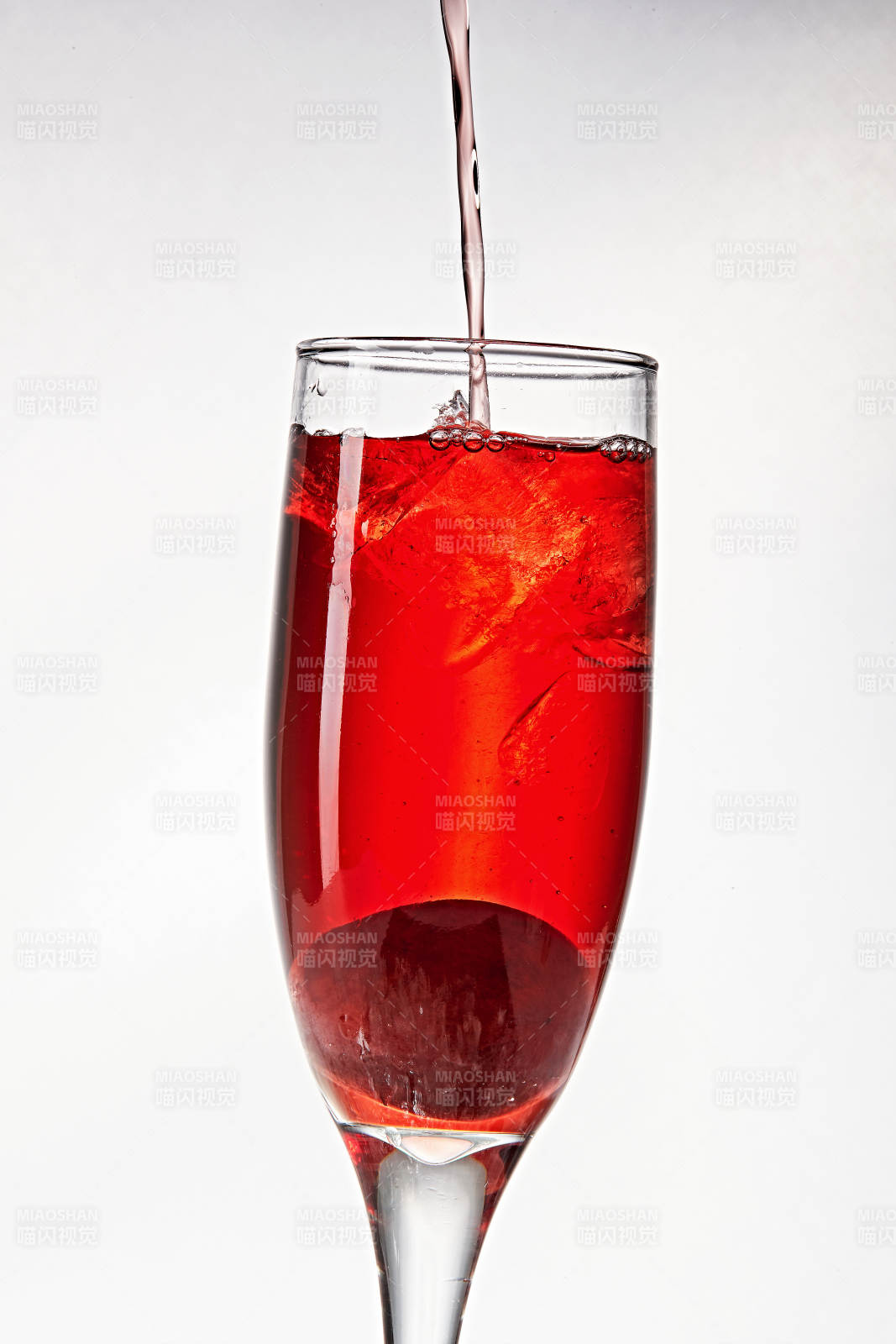 布满冰块的酒杯中的清凉桃子味预调酒