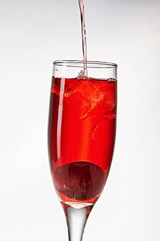 布满冰块的酒杯中的清凉桃子味预调酒