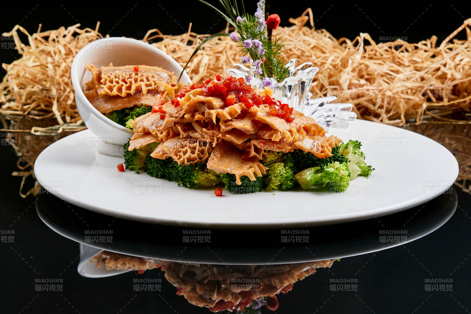 白色瓷盘装的的香辣卤味金钱肚-摄影图