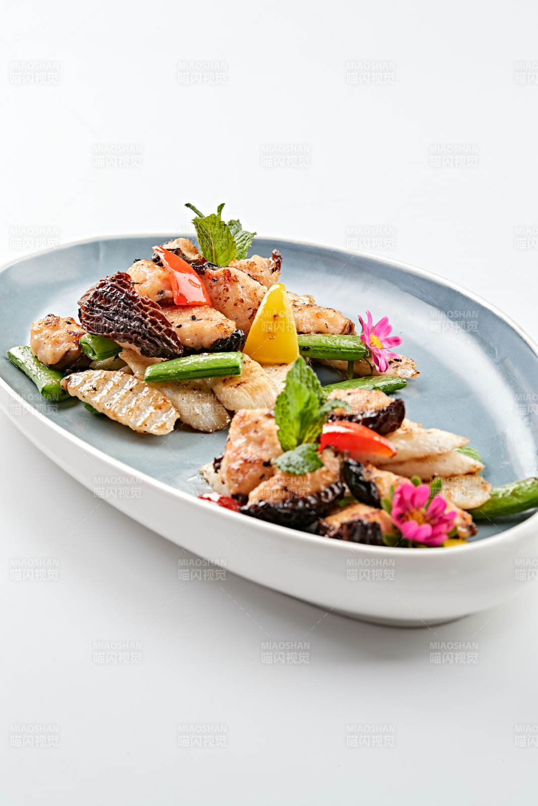 精美瓷盤裝的黑胡椒彩椒蜜豆山藥小炒羊肚菌